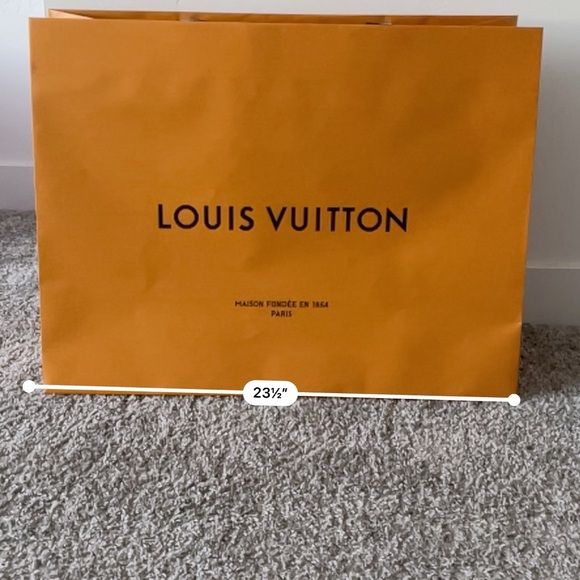 Louis Vuitton - Picture 5 of 7